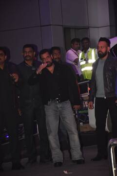 Salman Khan Birthday: बर्थडे सेलिब्रेशन के लिए मुंबई लौटे सलमान खान, ब्लैक शर्ट और डेनिम जीस में एयरपोर्ट पर हुए स्पॉट, एक्टर ने हाथ जोड़कर पैप्स को किया थैंक्यू