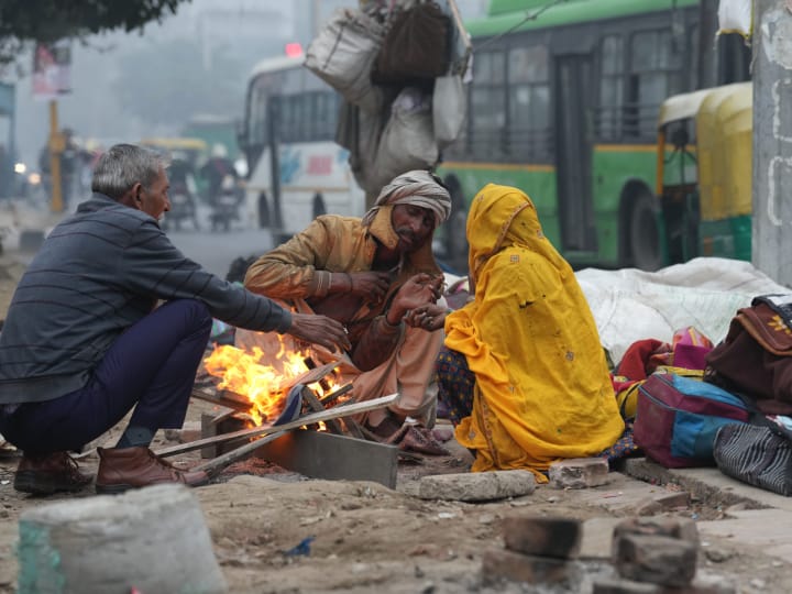 Fog in Delhi: दिल्ली में 27 दिसंबर को दिन में धूप खिली रही और अधिकतम तापमान सामान्य से तीन डिग्री अधिक 23.8 डिग्री सेल्सियस दर्ज किया गया. जबकि तड़के घने कोहरे के कारण हवाई और रेल सेवाएं बाधित हुईं.