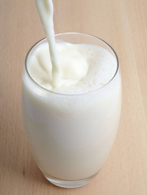 सुबह या रात, सर्दी में दूध कब पीना चाहिए?