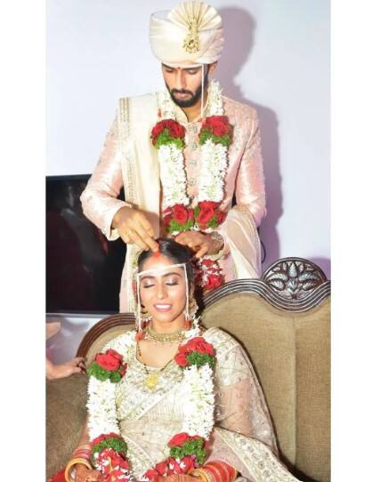 ਅੰਜੁਮ ਨੇ ਅਲੀਗੜ੍ਹ ਮੁਸਲਿਮ ਯੂਨੀਵਰਸਿਟੀ ਤੋਂ ਪੜ੍ਹਾਈ ਕੀਤੀ ਹੈ। ਉਸਨੇ ਫਾਈਨ ਆਰਟਸ ਵਿੱਚ ਗ੍ਰੈਜੂਏਸ਼ਨ ਕੀਤੀ ਹੈ। ਇਸ ਤੋਂ ਇਲਾਵਾ ਸ਼ਿਵਮ ਮੁੰਬਈ ਦਾ ਰਹਿਣ ਵਾਲਾ ਹੈ।