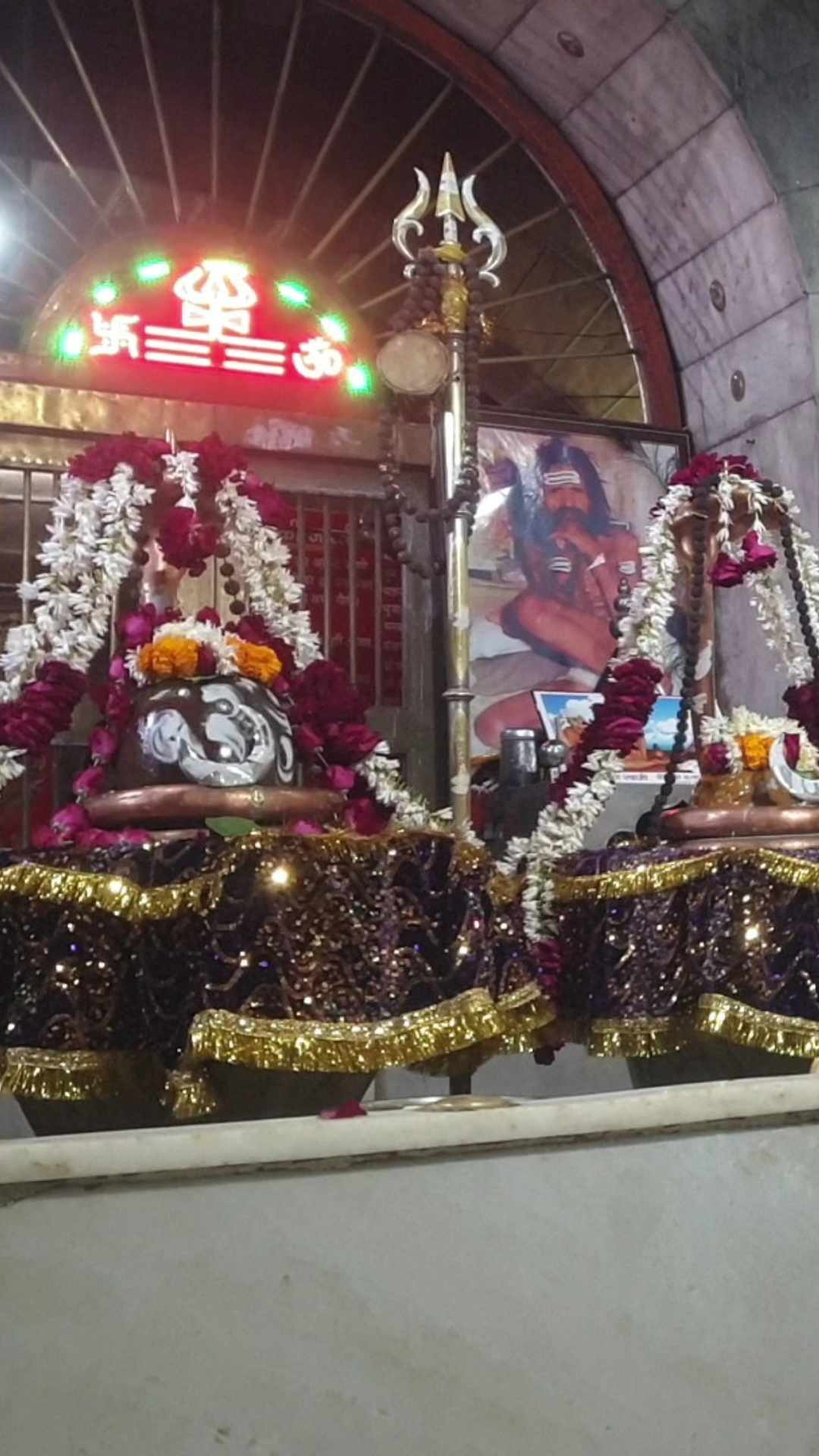 जैसे ही  सर्दी का मौसम शुरू होता है वैसे ही अपने आराध्य को कड़ाके