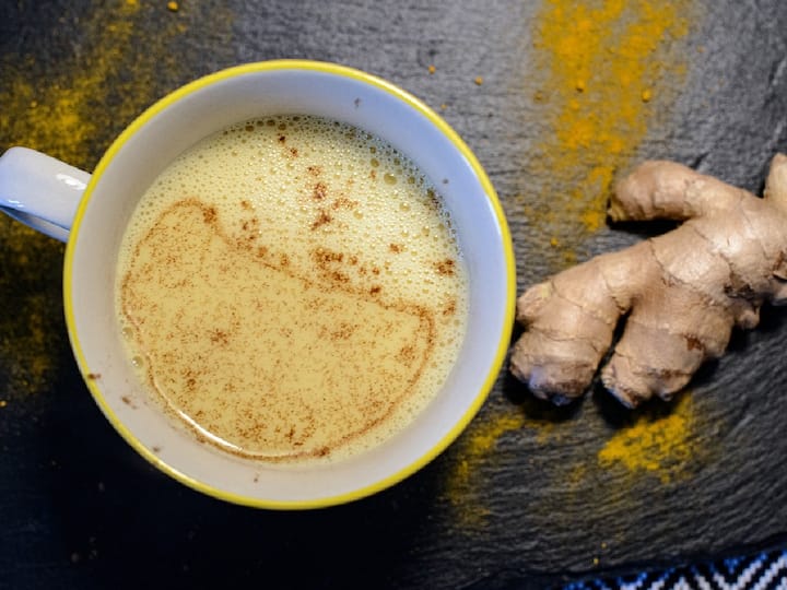 Health Benefits For Ginger Milk : कडाक्याच्या थंडीत कोणताही रोग तुम्हाला स्पर्श करू शकणार नाही; दररोज फक्त 'हा' पदार्थ दुधात मिसळून प्या.