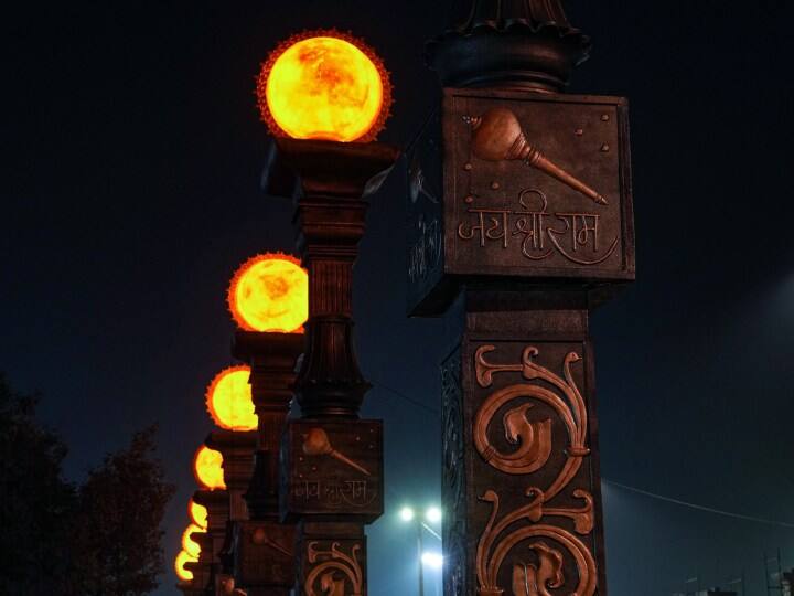 तीस फुट ऊंचे प्रत्येक स्तंभ में एक सजावटी गोला है, जो रात में लाइट जलने पर सूर्य जैसा दिखता है.