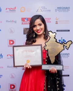 Shobha shetty Photos: బెస్ట్ విలన్ అవార్డ్ అందుకున్న మోనిత