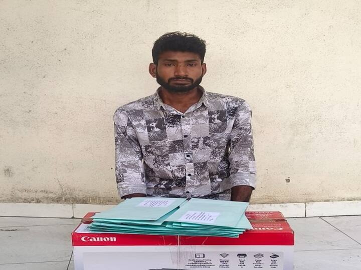 Navsari News: ટૂંક સમયમાં માલામાલ થવા ચીખલીમાં યુવકે ઘરે જ છાપવાનું શરૂ કર્યુ નકલી નોટો, આ રીતે થયો પર્દાફાશ Navsari news: Soon, the young man started printing fake notes at home in a hurry to get rich, this is how he was exposed Navsari News: ટૂંક સમયમાં માલામાલ થવા ચીખલીમાં યુવકે ઘરે જ છાપવાનું શરૂ કર્યુ નકલી નોટો, આ રીતે થયો પર્દાફાશ