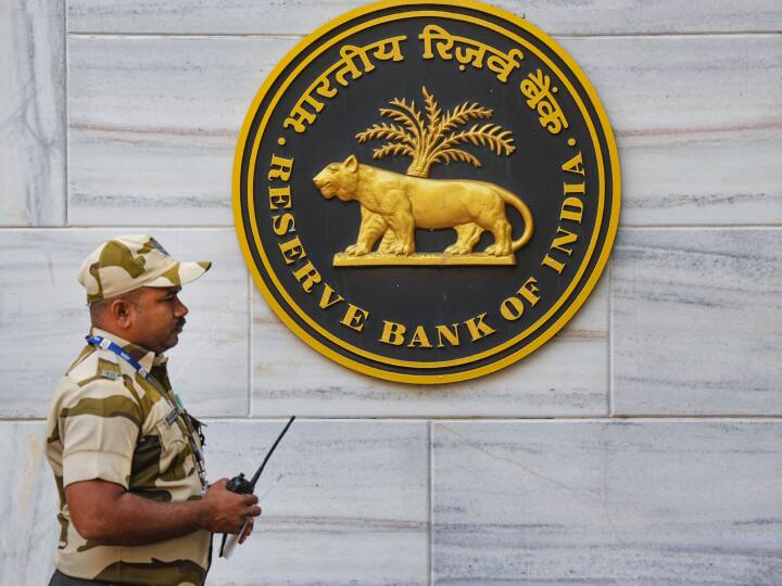 RBI Imposes Penalties On 5 Banks RBI action against 5 co-operative banks for violating norms नियमांचं उल्लंघन करणाऱ्या 5 बँकांना RBI चा दणका, 50 हजार ते 5 लाखांचा ठोठावला दंड 