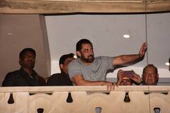 Salman Khan Birthday: घर की बालकनी में आकर सलमान खान ने फैंस का किया शुक्रिया अदा, पिता सलीम खान भी साथ आए नजर