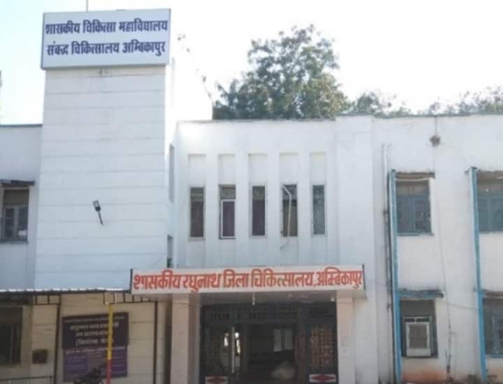 Ambikapur Medical College lack of counter patients struggle for hours for medicines negligence of management ANN Ambikapur News: मेडिकल कॉलेज अस्पताल में काउंटर की कमी से दवा के लिए घंटों मशक्कत, प्रबंधन की अनदेखी से परेशान मरीज
