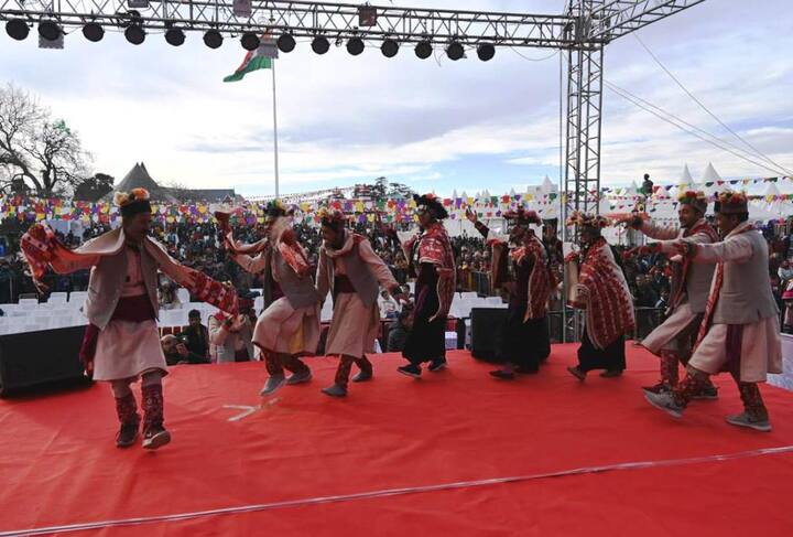 शिमला विंटर कार्निवाल में बच्चों के लिए भी खास प्रबंध किए गए हैं. माल रोड स्थित रानी झांसी पार्क में बच्चे यहां लगे झूलों का जमकर मजा ले रहे हैं.