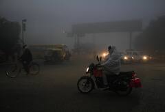 Fog In Delhi: कोहरे में गुम हो गया एयरपोर्ट, सौ से ज्यादा फ्लाइट्स प्रभावित, ट्रेनें भी घंटों लेट, देखें तस्वीरें