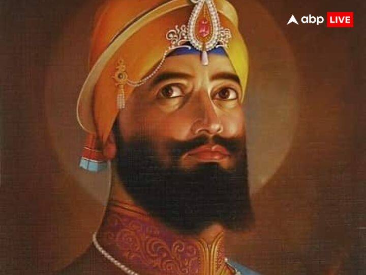 गुरू गोबिंद सिंह जी ने योद्धा बनने के लिए कला सीखी और साथ ही संस्कृत और फारसी भाषा का भी ज्ञान लिया. इनके पिता ने धर्म परिवर्तन के खिलाफ खुद का बलिदान दे दिया.