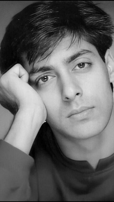 ਸਲਮਾਨ ਖਾਨ ਪਿਛਲੇ 3 ਦਹਾਕਿਆਂ ਤੋਂ ਬਾਲੀਵੁੱਡ ਇੰਡਸਟਰੀ 'ਤੇ ਰਾਜ ਕਰ ਰਹੇ ਹਨ। ਉਹ ਫਿਲਮਾਂ ਦੀ ਦੁਨੀਆ 'ਚ ਬਹੁਤ ਘੱਟ ਫੀਸ ਲੈ ਕੇ ਆਏ ਸੀ, ਪਰ ਅੱਜ ਉਹ ਅਰਬਾਂ ਦੀ ਜਾਇਦਾਦ 'ਤੇ ਰਾਜ ਕਰਦੇ ਹਨ। ਉਨ੍ਹਾਂ ਨੇ ਆਪਣੇ ਕਰੀਅਰ ਦੀ ਸ਼ੁਰੂਆਤ ਸਾਲ 1988 'ਚ ਫਿਲਮ 'ਬੀਵੀ ਹੋ ਤੋ ਐਸੀ' ਨਾਲ ਕੀਤੀ ਸੀ।