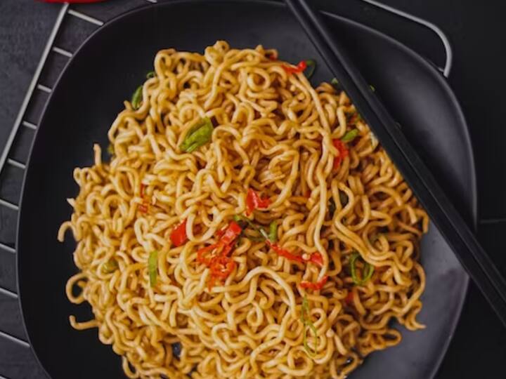 நூடுல்ஸ் சாப்பிடும்போது அதன் கழிவுகள், லெட் ரசயனம் ஆகியவை குடலிலேயே தங்கி நாளடைவில் அது குடல் புற்றுநோயை எற்படுத்தலாம்.