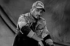 ਦਿਲਚਸਪ ਗੱਲ ਇਹ ਹੈ ਕਿ ਉਨ੍ਹਾਂ ਦਾ ਬਚਪਨ ਮੁੰਬਈ ਦੇ ਅੰਧੇਰੀ ਦੇ ਜੇਬੀ ਨਗਰ ਚੌਲ ਵਿੱਚ ਇੱਕ ਬਹੁਤ ਹੀ ਸਾਧਾਰਨ ਪਰਿਵਾਰ ਵਿੱਚ ਬੀਤਿਆ। ਜਿੱਥੋਂ ਨਿਕਲ ਅੱਜ ਦੁਨੀਆ ਭਰ ਵਿੱਚ ਉਨ੍ਹਾਂ ਨੇ ਖੂਬ ਨਾਂਅ ਕਮਾਇਆ ਹੈ।