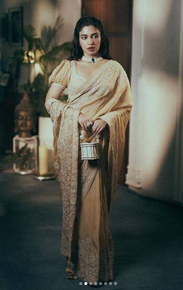 ਭੂਮੀ ਪੇਡਨੇਕਰ ਨੇ ਬਾਲੀਵੁੱਡ ਇੰਡਸਟਰੀ 'ਚ ਆਪਣੇ ਲਈ ਖਾਸ ਜਗ੍ਹਾ ਬਣਾ ਲਈ ਹੈ ਅਤੇ ਤੁਹਾਨੂੰ ਦੱਸ ਦੇਈਏ ਕਿ ਉਹ ਆਪਣੀ ਐਕਟਿੰਗ ਦੇ ਨਾਲ-ਨਾਲ ਆਪਣੇ ਲੁੱਕ ਲਈ ਵੀ ਸੁਰਖੀਆਂ 'ਚ ਰਹਿੰਦੀ ਹੈ।