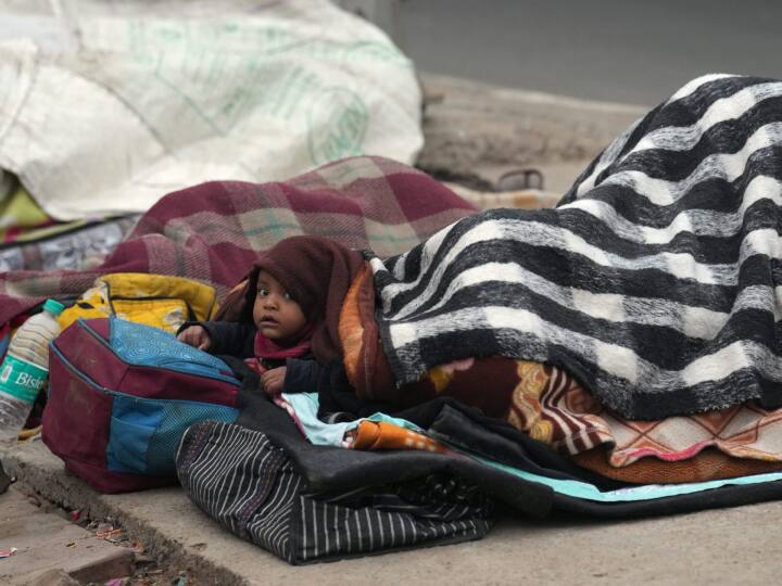 गुरूवार को अधिकतम और न्यूनतम तापमान क्रमश: 21 और छह डिग्री सेल्सियस के आसपास रहने की संभावना है.  न्यूनतम तापमान 7.8 डिग्री सेल्सियस दर्ज किया गया.  राष्ट्रीय राजधानी में बुधवार सुबह घना कोहरा छाया रहा और कई इलाकों में दृश्यता कम रही, जिससे हवाई एवं रेल सेवायें प्रभावित हुयी. कई यात्रियों ने अपनी नाराज़गी जाहिर करने के लिए सोशल मीडिया का सहारा लिया.