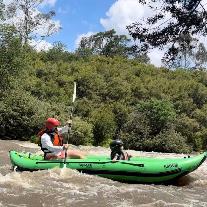 एक तस्वीर में इनाया अपने पापा कुणाल के साथ बोट में बैठी हुई राफ्टिंग कर रही हैं. तस्वीरों को शेयर कर सोहा ने लिखा, ‘सबसे अच्छी चीज़ें आपके कंफर्ट जोन से बाहर होती हैं’