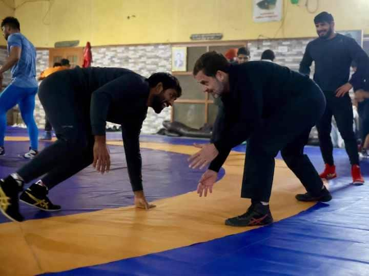 Wrestler Rahul Gandhi: राहुल गांधी आज (27 दिसंबर) करीब सुबह 6:15 बजे हरियाणा के अखाड़े पहुंचे. उन्होंने वहां पहलवानों से मुलाकात की और बजरंग पुनिया के साथ कुश्ती में दो-दो हाथ भी किए.