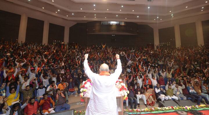 সূত্রের দাবি, মঙ্গলবার ন্য়াশনাল লাইব্রেরির বৈঠকে কেন্দ্রীয় স্বরাষ্ট্রমন্ত্রী অমিত শাহ আরও বলেন, '২০২৪-এ বিজেপি বাংলা থেকে ৩৫-এর বেশি আসন পাবে। এখানকার কর্মীরা সবথেকে বেশি আত্মত্য়াগ করেছেন। প্রাণও দিয়েছেন। কাশ্মীর থেকে কন্য়াকুমারী অবধি বিজেপির কর্মীরা আপনাদের পাশে আছে। এখানে আমাদের একজনও বিধায়ক ছিল না। আমরা যদি শূন্য় থেকে ৭৭-এ পৌঁছোতে পারি, তাহলে আমরা দুই-তৃতীয়াংশ সংখ্য়াগরিষ্ঠতা নিয়ে সরকারও গঠন করতে পারি।'