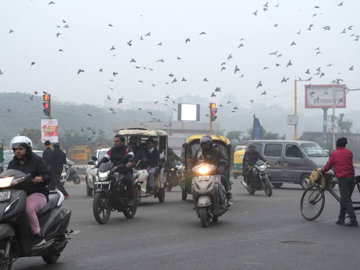 दिल्ली और पड़ोसी नोएडा और गुरुग्राम के लोग 27 दिसंबर को घने कोहरे के साथ उठे, जिसने सुबह के अधिकांश समय तक छंटने से इनकार कर दिया.  दृश्यता 50 मीटर तक कम थी और वायु प्रदूषण, जो कोहरे की स्थिति में बढ़ जाता है.