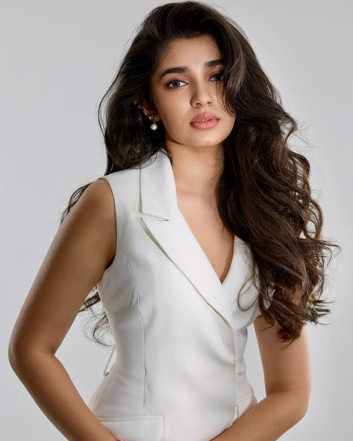 ఇన్స్టాగ్రామ్లో వాటిని షేర్ చేసి.. క్రిస్మస్ స్పెషల్ అంటూ వాటికి క్యాప్షన్ ఇచ్చింది. అభిమానులు క్యూట్గా ఉన్నావంటూ కామెంట్ చేస్తున్నారు.