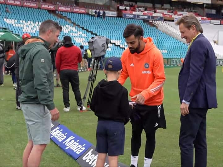 virat-kohli-meet-little-fan-in-ind-vs-sa-centurion-test-gives-autograph-on-rcb-jersey-click-photo IND vs SA Test: દક્ષિણ આફ્રિકામાં પણ વાગ્યો RCBનો ડંકો, વિરાટ કોહલીને મળવા પહોંચ્યો નાનો ફેન, જુઓ વીડિયો