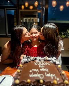 Hi Nanna Movie Team : హాయ్​ నాన్న ఫ్యామిలీ ఫోటో.. మూవీ సక్సెస్ సెలబ్రేట్ చేసుకున్న టీమ్