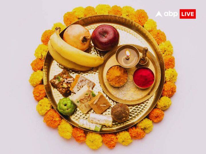 भोग लगाना: पूजा पाठ के दौरान भगवान को भोग लगाना चाहिए. लेकिन कभी भी प्लास्टिक, पैकेट या फिर डिब्बे सहित भोग भगवान को अर्पित न करें.
