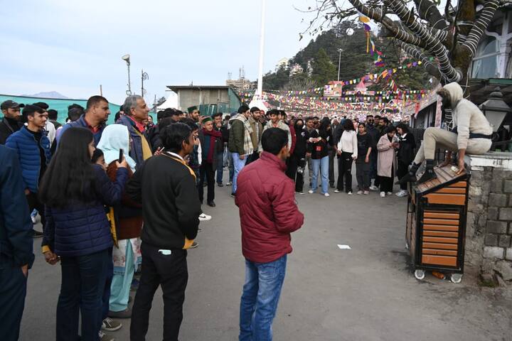 इसके अलावा हिमाचल पुलिस बैंड पर्यटकों के लिए आकर्षण का केंद्र बना हुआ है. देशभक्ति के साथ पारंपरिक गानों की धुनें हर किसी को यहां रुक कर यह खास परफॉर्मेंस देखने पर मजबूर कर रही हैं.