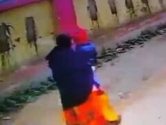 कानुपर में सीएचसी से तीन साल का बच्चा उठा ले गई महिला चोर, सीसीटीवी में हुई कैद