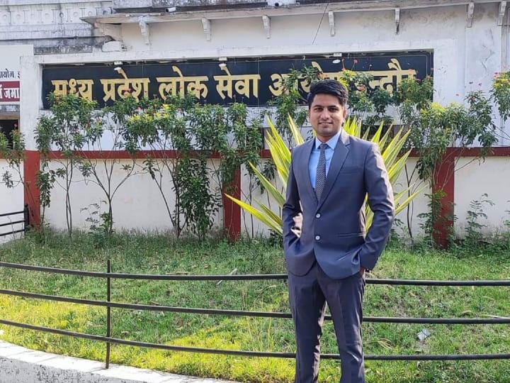 MPPSC परीक्षा में किसान के बेटे ने पाई सफलता, परिवार और गांव में दौड़ी खुशी की लहर MPPSC Result 2023 News Shore Farmer Son Ashutosh Tyagi Qualified MPPSC Select DSP ann MPPSC परीक्षा में किसान के बेटे ने पाई सफलता, परिवार और गांव में दौड़ी खुशी की लहर