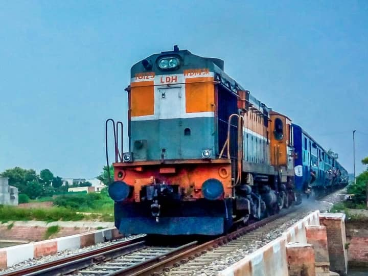 Two persons died after being hit by a train in Jalandhar and Pathankot Punjab News: ਜਲੰਧਰ ਤੇ ਪਠਾਨਕੋਟ 'ਚ ਰੇਲ ਗੱਡੀ ਦੀ ਲਪੇਟ 'ਚ ਆਉਣ ਨਾਲ ਦੋ ਵਿਅਕਤੀਆਂ ਦੀ ਮੌਤ, ਕਿਸੇ ਦੀ ਨਹੀਂ ਹੋ ਸਕੀ ਪਛਾਣ