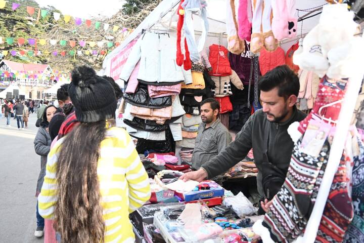 शिमला घूमने के लिए आने वाले पर्यटकों के लिए खास तौर पर स्टॉल भी लगाए गए हैं. यहां पर पर्यटक जमकर खरीदारी भी कर रहे हैं.