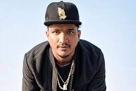 ਜਾਣਕਾਰੀ ਲਈ ਦੱਸ ਦੇਈਏ ਕਿ ਡਿਵਾਈਨ ਦਾ ਅਸਲੀ ਨਾਂਅ ਵਿਵੀਅਨ ਫਰਨਾਂਡਿਸ ਹੈ। ਉਸਦਾ ਉਪਨਾਮ ਬ੍ਰਹਮ ਹੈ। ਉਹ 2013 ਵਿੱਚ ਰਿਲੀਜ਼ ਹੋਏ ਆਪਣੇ ਪਹਿਲੇ ਟਰੈਕ ‘ਯੇ ਮੇਰਾ ਬਾਂਬੇ’ ਨਾਲ ਪੂਰੇ ਮੁੰਬਈ ਵਿੱਚ ਮਸ਼ਹੂਰ ਹੋ ਗਿਆ।