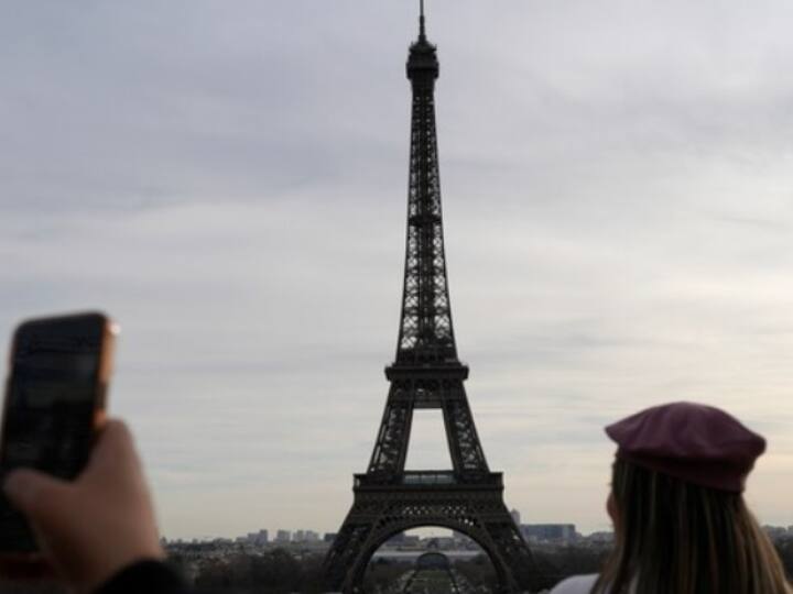 France peris Eiffel Tower Closes As Staff Goes On Strike know what is the reason Eiffel Tower: आखिर एफिल टावर के कर्मचारी क्यों कर रहे हड़ताल? प्रसिद्ध पर्यटक स्थल हुआ बंद