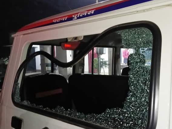 Patna News: पटना में पुलिस टीम पर हमला, लोगों ने वर्दी फाड़ी, पथराव भी किया, RJD नेता समेत 5 गिरफ्तार Patna News: पटना में पुलिस टीम पर हमला, लोगों ने वर्दी फाड़ी, पथराव भी किया, RJD नेता समेत 5 गिरफ्तार
