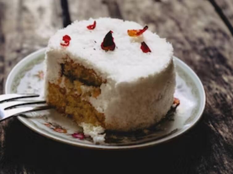 coconut sooji Roasted Rava Home style Home made Oven cooker cake procedure Coconut Sooji Cake: புது வருஷத்துல கேக் செய்ய முடிவு பண்ணிட்டீங்களா? தேங்காயும், ரவையும் போதும்.. சிம்பிளா செய்யலாம்..