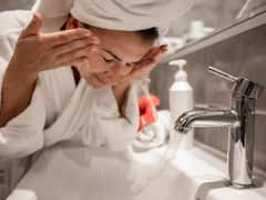 सर्दियों में गरम पानी से चेहरा धोना चाहिए या ठंडे पानी से? जानें क्या है फायदेमंद