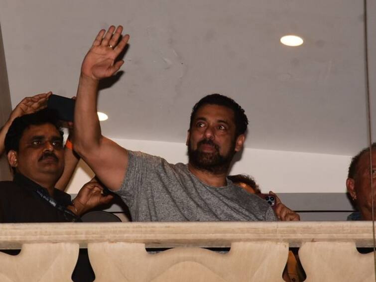 Salman Khan Finally Greets Fans Outside His Residence In Galaxy Apartments On His 58th Birthday; See Salman Khan Finally Greets Fans From Galaxy Apartments On His 58th Birthday; See