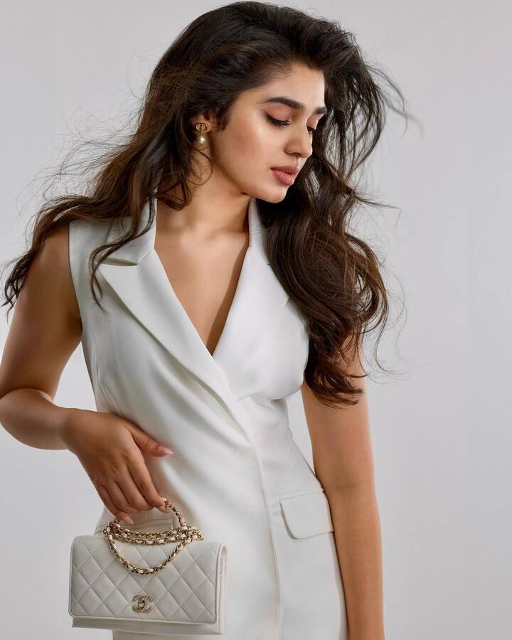 ఉప్పెనతో ఇండస్ట్రీలోకి అడుగుపెట్టిన కృతి.. తర్వాత వరుసగా ఆఫర్లు అందుకుంది. కానీ సినిమాలు ఆశించిన ఫలితాలు రాకపోవడంతో ఆఫర్లు కాస్త తగ్గినట్లు కనిపిస్తున్నాయి.