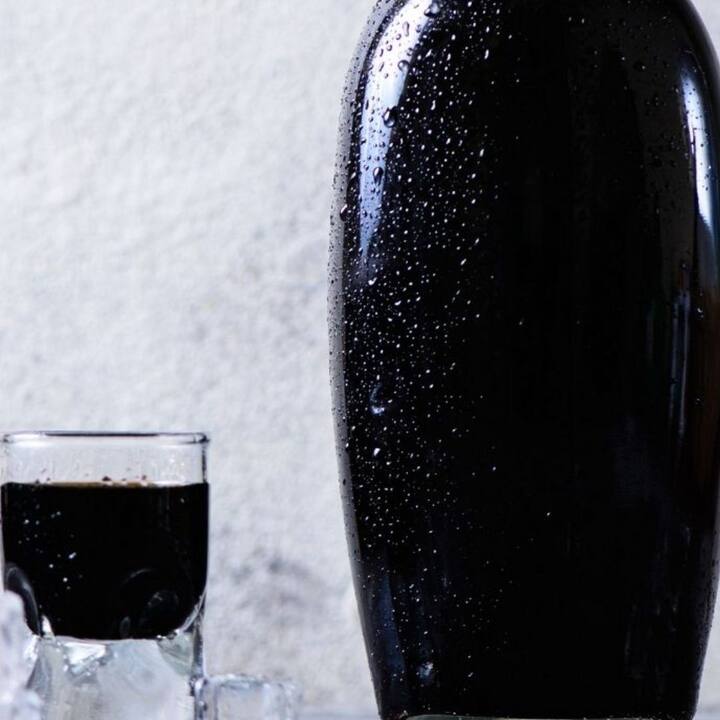 ਲੋਕ ਪਾਣੀ ਪੀ ਕੇ ਵੀ ਆਪਣੇ ਆਪ ਨੂੰ ਸਿਹਤਮੰਦ ਬਣਾ ਰਹੇ ਹਨ। ਅਜਿਹਾ ਹੀ ਇੱਕ ਪਾਣੀ ਅੱਜਕਲ ਮਸ਼ਹੂਰ ਹਸਤੀਆਂ ਵਿੱਚ ਕਾਫੀ ਮਸ਼ਹੂਰ ਹੋ ਰਿਹਾ ਹੈ, ਜਿਸ ਨੂੰ ਬਲੈਕ ਵਾਟਰ ਦੇ ਨਾਂ ਨਾਲ ਜਾਣਿਆ ਜਾਂਦਾ ਹੈ।