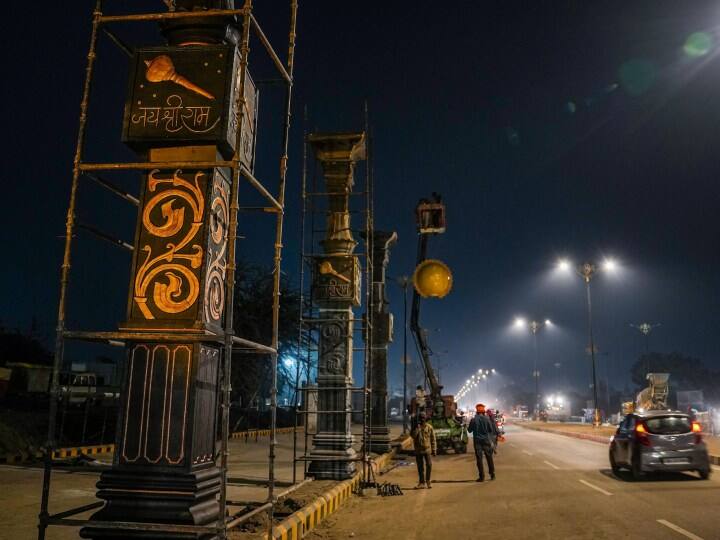 अयोध्या में अगले महीने होने वाले राम मंदिर के प्राण प्रतिष्ठा समारोह से पहले शहर की एक प्रमुख सड़क को सूरज की थीम वाले ‘सूर्य स्तंभों’ से सजाया जा रहा है.