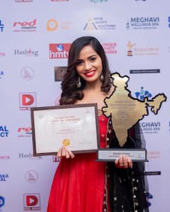 Shobha shetty Photos: బెస్ట్ విలన్ అవార్డ్ అందుకున్న మోనిత