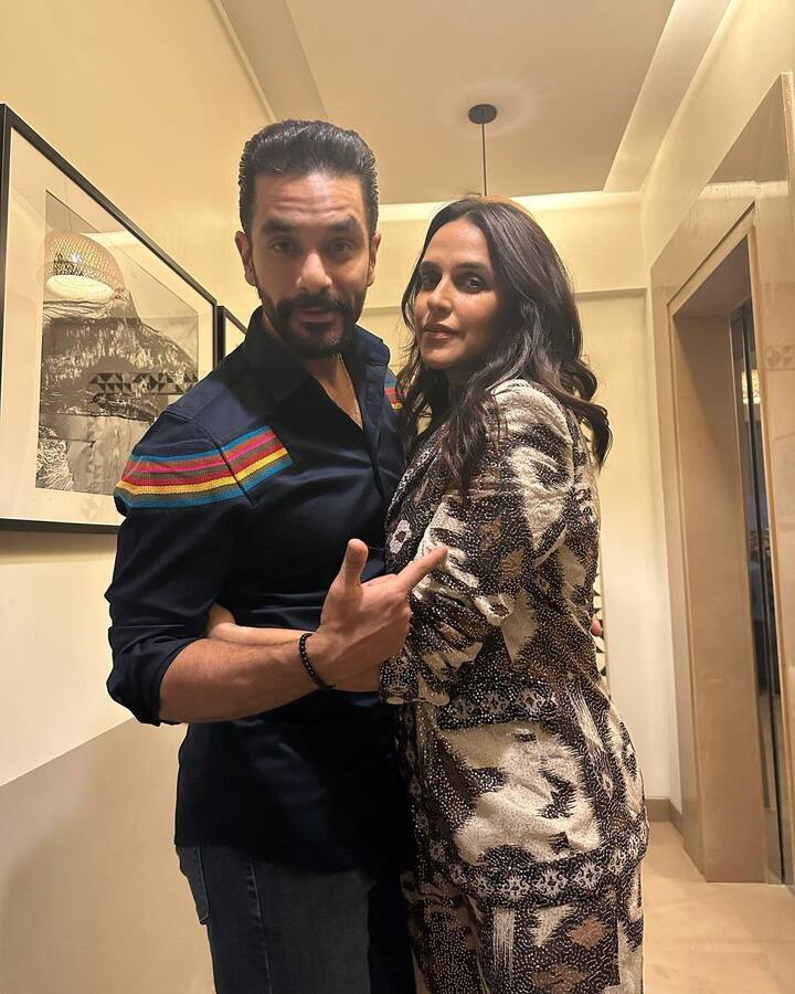 एक तस्वीर में नेहा अपने पति अंगद के साथ पोज दे रही है. सलमान की बर्थडे पार्टी में नेहा बॉस लेडी लुक में पहुंची थी.