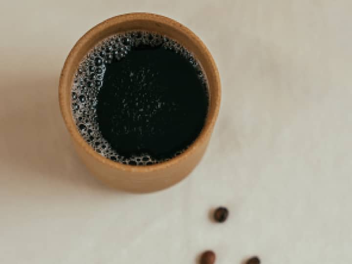 आरोग्यासाठी फायदेशीर असलेल्या ब्लॅक कॉफीचे अनेक तोटेदेखील आहेत, जे तुम्हाला क्वचितच माहित असतील