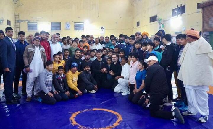 কুস্তি ফেডারেশনকে ঘিরে সাম্প্রতিক বিতর্কের প্রসঙ্গ টেনে লেখেন, ‘হাড়ভাঙা পরিশ্রম, শৃঙ্খলার উপর ভর করে, ঘাম, রক্তে মাটি ভিজিয়ে তবেই দেশের জন্য মেডেল নিয়ে আসেন একজন খেলোয়াড়। এঁরা কৃষক পরিবারের সাধারণ, সরল মানুষ। এঁদের তেরঙ্গার সেবা করতে দিন। পূর্ণ মান-সম্মানের সঙ্গে ভারতের মাথা উঁচু করতে দিন'। ছবি: রাহুল গাঁধীর সোশ্যাল মিডিয়া হ্যান্ডল থেকে সংগৃহীত।