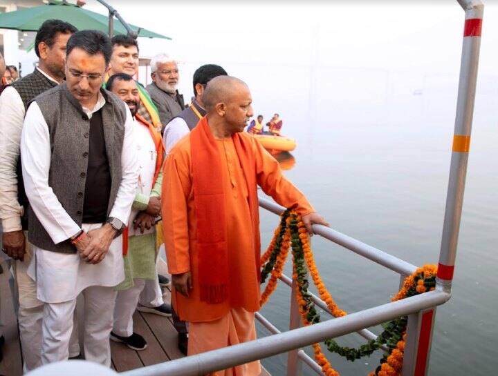 Prayagraj: सीएम योगी ने फ्लोटिंग बोट रेस्तरां को दिखाई हरी झंडी, महाकुंभ को लेकर की समीक्षा बैठक CM Yogi Adityanath flags off floating restaurant and inspected Magh Mela 2024 preparations in Prayagraj ann Prayagraj: सीएम योगी ने फ्लोटिंग बोट रेस्तरां को दिखाई हरी झंडी, महाकुंभ को लेकर की समीक्षा बैठक