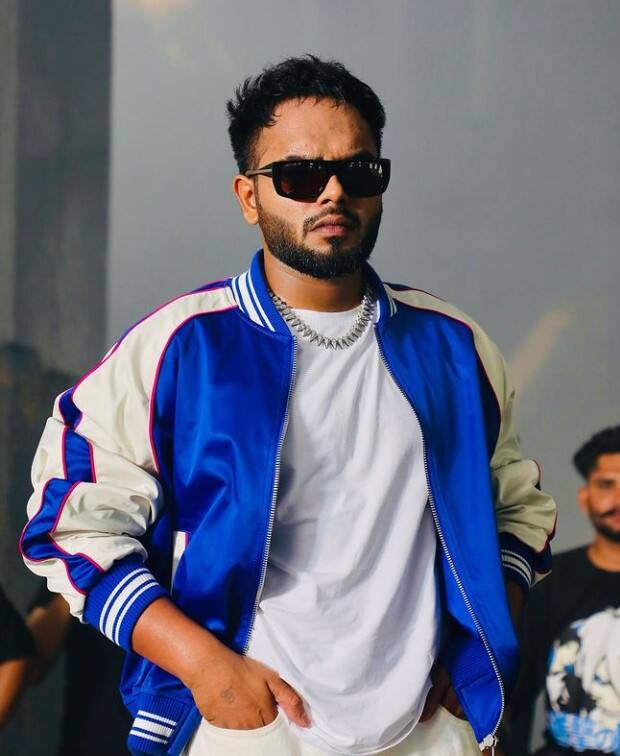 ਜਾਣਕਾਰੀ ਲਈ ਦੱਸ ਦੇਈਏ ਕਿ ਸ਼ਨੀ ਕਿਰਪਾਲ ਮੰਦਰ ਸਮੇਤ ਦੇਵ ਮੰਦਰ ਕਮੇਟੀਆਂ ਨੇ ਪੰਜਾਬੀ ਗਾਇਕ ਗੁਰਨਾਮ ਮਾਨ ਖ਼ਿਲਾਫ਼ ਸ਼ਿਕਾਇਤ ਦਰਜ ਕਰਕੇ ਜੁਆਇੰਟ ਪੁਲਿਸ ਕਮਿਸ਼ਨਰ ਨੂੰ ਮੰਗ ਪੱਤਰ ਦੇ ਕੇ ਕਾਨੂੰਨੀ ਕਾਰਵਾਈ ਕਰਨ ਦੀ ਮੰਗ ਕੀਤੀ ਹੈ। ਸ਼ਨੀ ਕ੍ਰਿਪਾਲ ਮੂਰਤੀ ਮੰਦਿਰ ਦੇ ਮਹਾਰਾਜ ਯਿਸ਼ੂ ਜੀ ਨੇ ਦੱਸਿਆ ਕਿ ਪੰਜਾਬੀ ਗਾਇਕ ਗੁਰਮਨ ਮਾਨ ਨੇ ਆਪਣੇ ਨਵੇਂ ਗੀਤ ਕਾਨਵੋ ਵਿੱਚ ਸ਼੍ਰੀ ਸ਼ਨੀ ਦੇਵ ਮਹਾਰਾਜ ਬਾਰੇ ਅਸ਼ਲੀਲ ਟਿੱਪਣੀ ਕਰਦਿਆਂ ਗਲਤ ਸ਼ਬਦਾਂ ਦੀ ਵਰਤੋਂ ਕੀਤੀ ਹੈ।