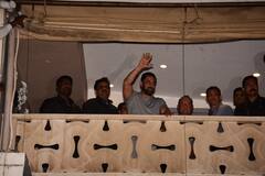 Salman Khan Birthday: घर की बालकनी में आकर सलमान खान ने फैंस का किया शुक्रिया अदा, पिता सलीम खान भी साथ आए नजर