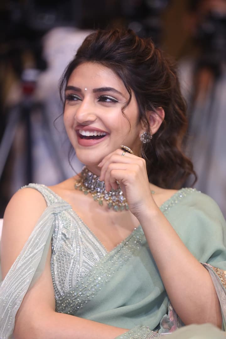 ఈ భామ చదువును కొనసాగిస్తూనే సినిమాలు చేస్తూ బిజీగా ఉంది. వరుస సినిమాలు చేస్తూ.. ఈ తరం హీరోయిన్లకు కాంపిటేషన్ ఇస్తుంది.